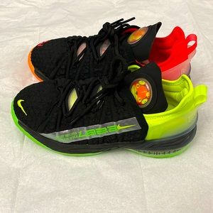 Nike Lebron XVlll (GS) Black/Bright Crimson Noir/Orange Total/ Cramoisi VIF